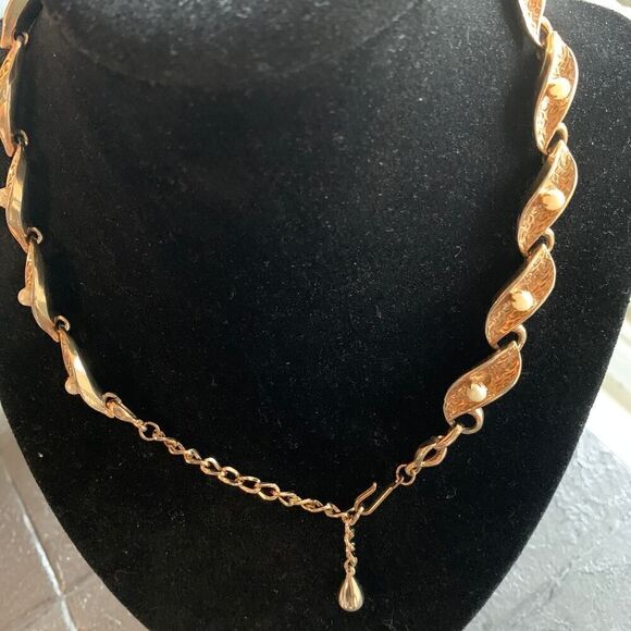 Beautiful Textured Cascading Pearl necklace set in Gold plate, Vintage - Picture 4 of 5